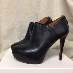 Classy like New Nine West High Stiletto Black Platform Gold Zipper Back Booties.